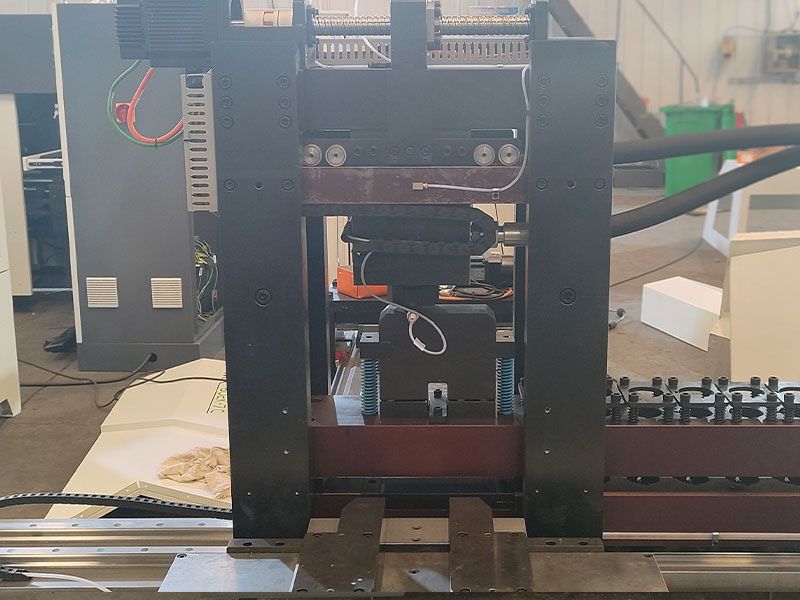 Détails machine busbar CNC