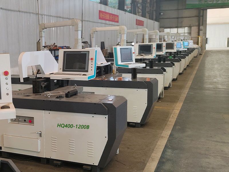 Machine de traitement de barres de puissance